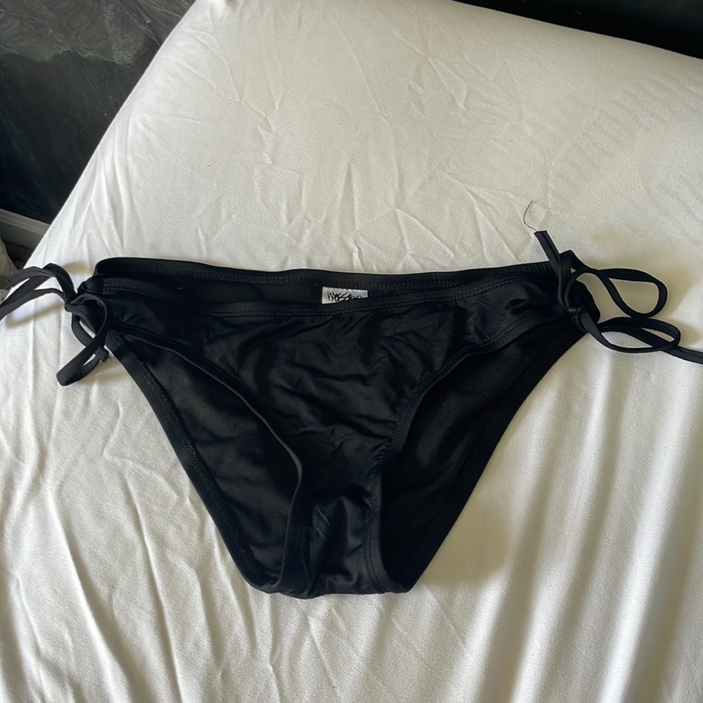 Low-waist black bikini bottom